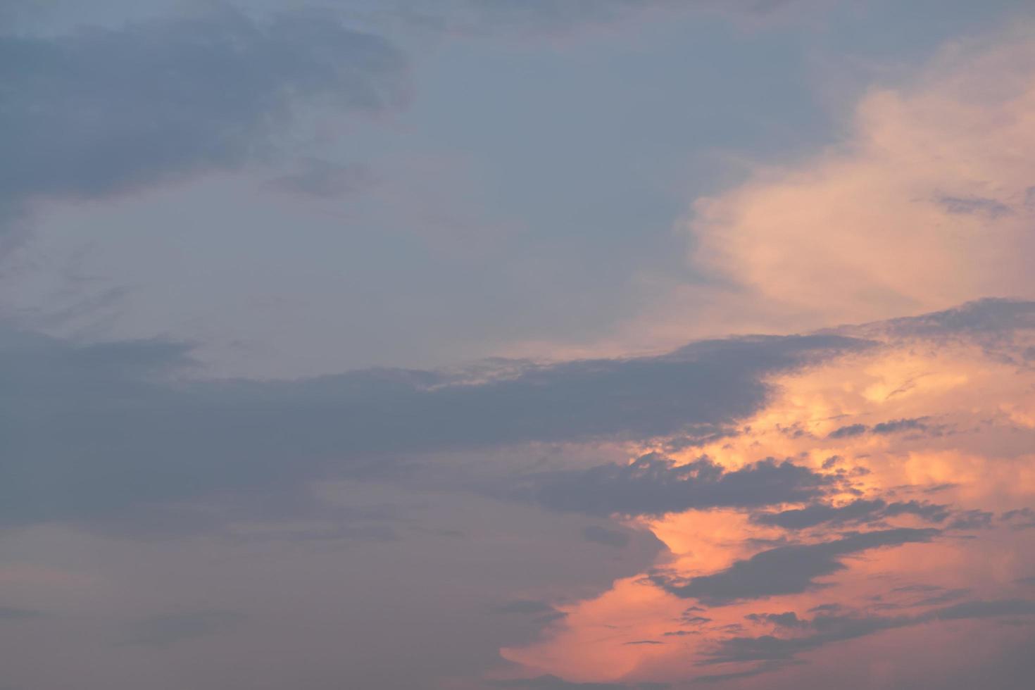 Himmel und Wolken bei Sonnenuntergang foto