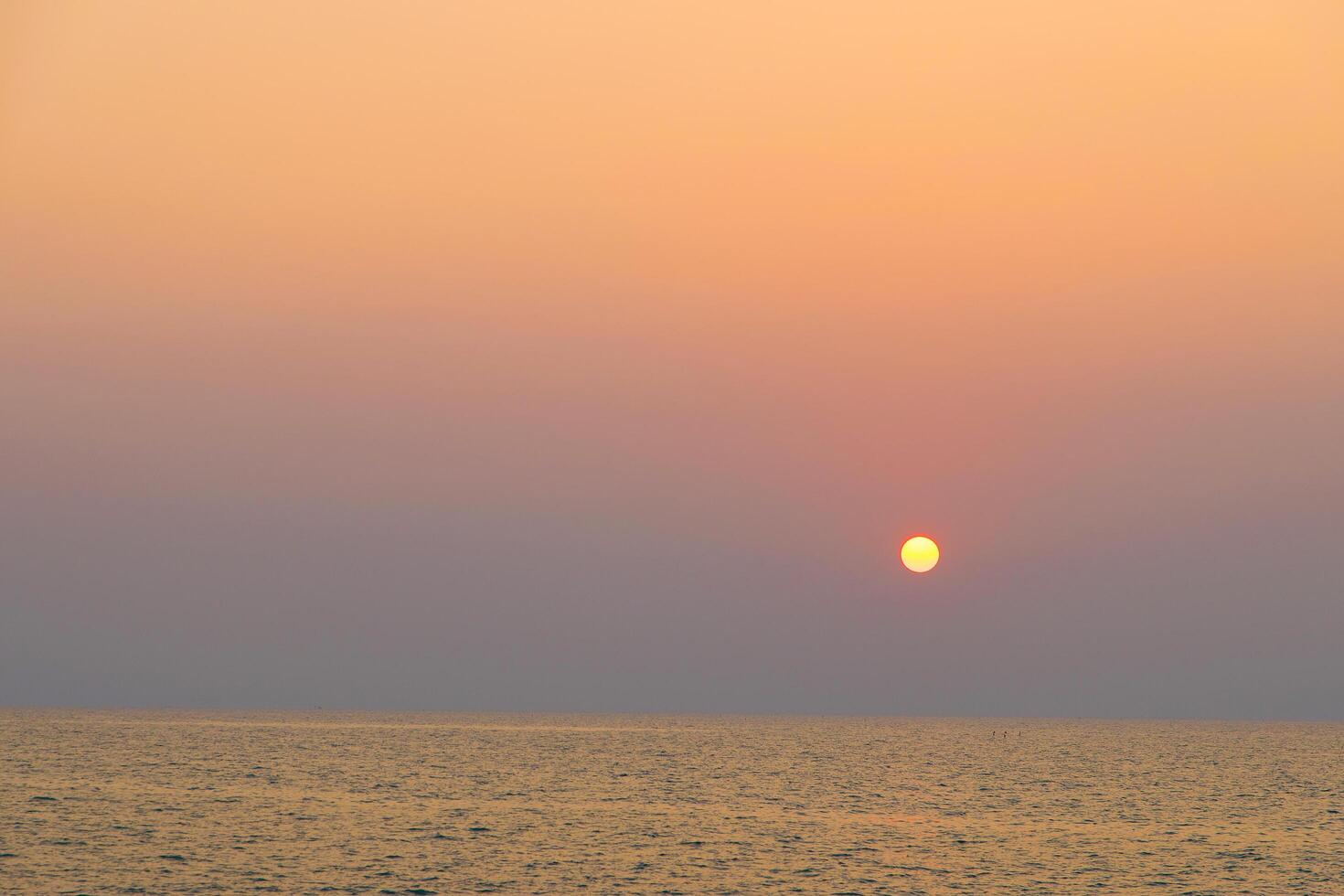 Sonnenuntergang über dem Meer foto