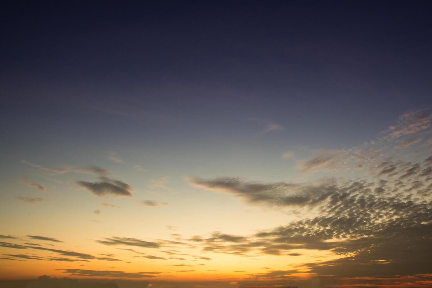 blauer Himmel mit weißen Wolken foto