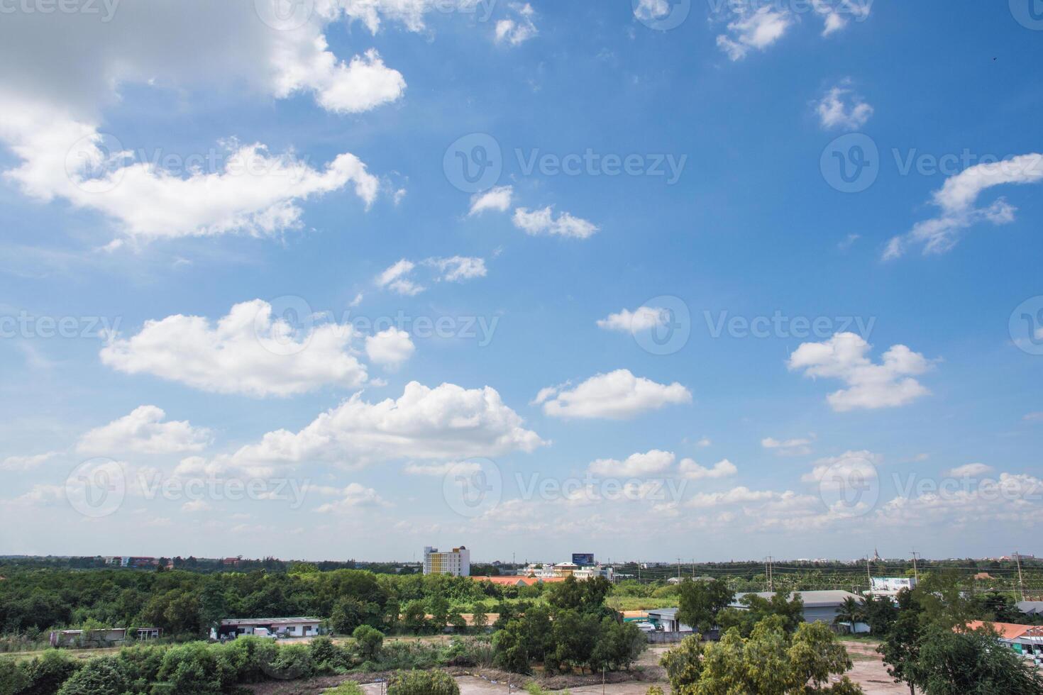 blauer Himmel mit weißen Wolken foto