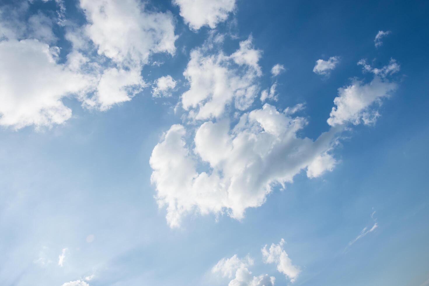 blauer Himmel mit weißen Wolken foto