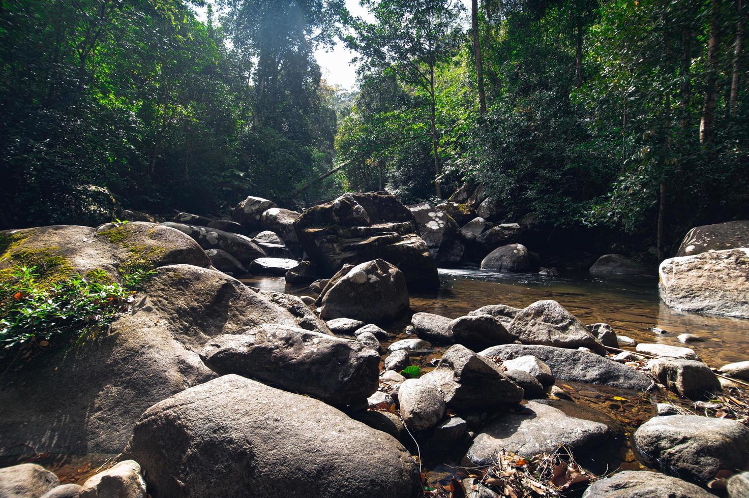 Felsen im Khao Chamao Wasserfall Nationalpark foto