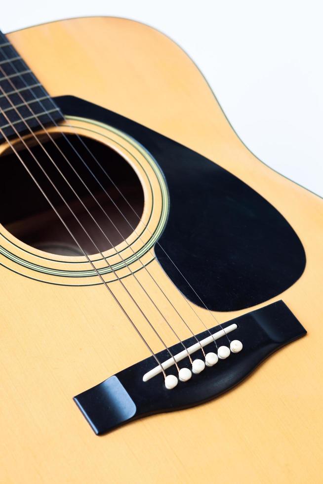 Akustikgitarre auf weißem Hintergrund foto