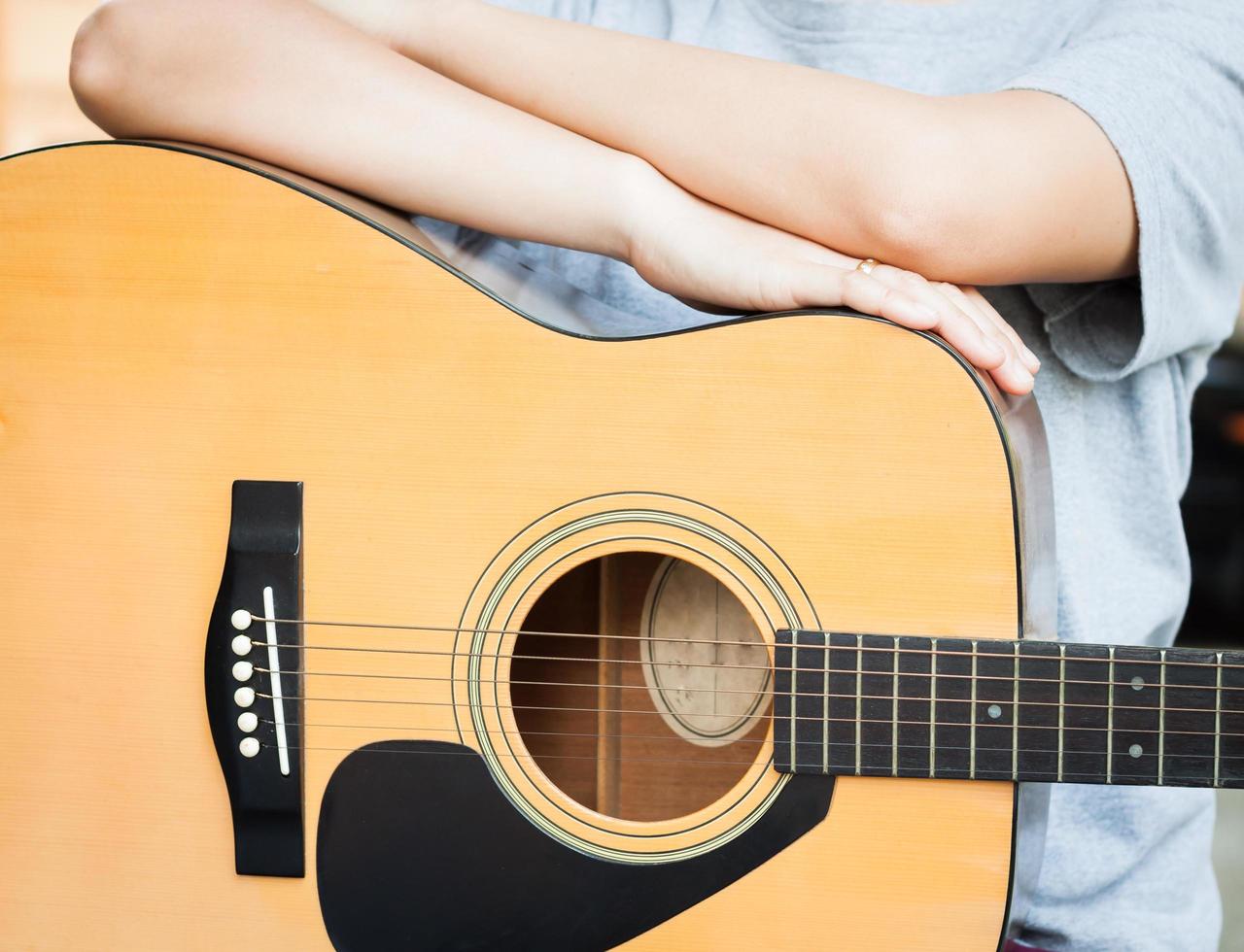 Person mit einer Gitarre foto