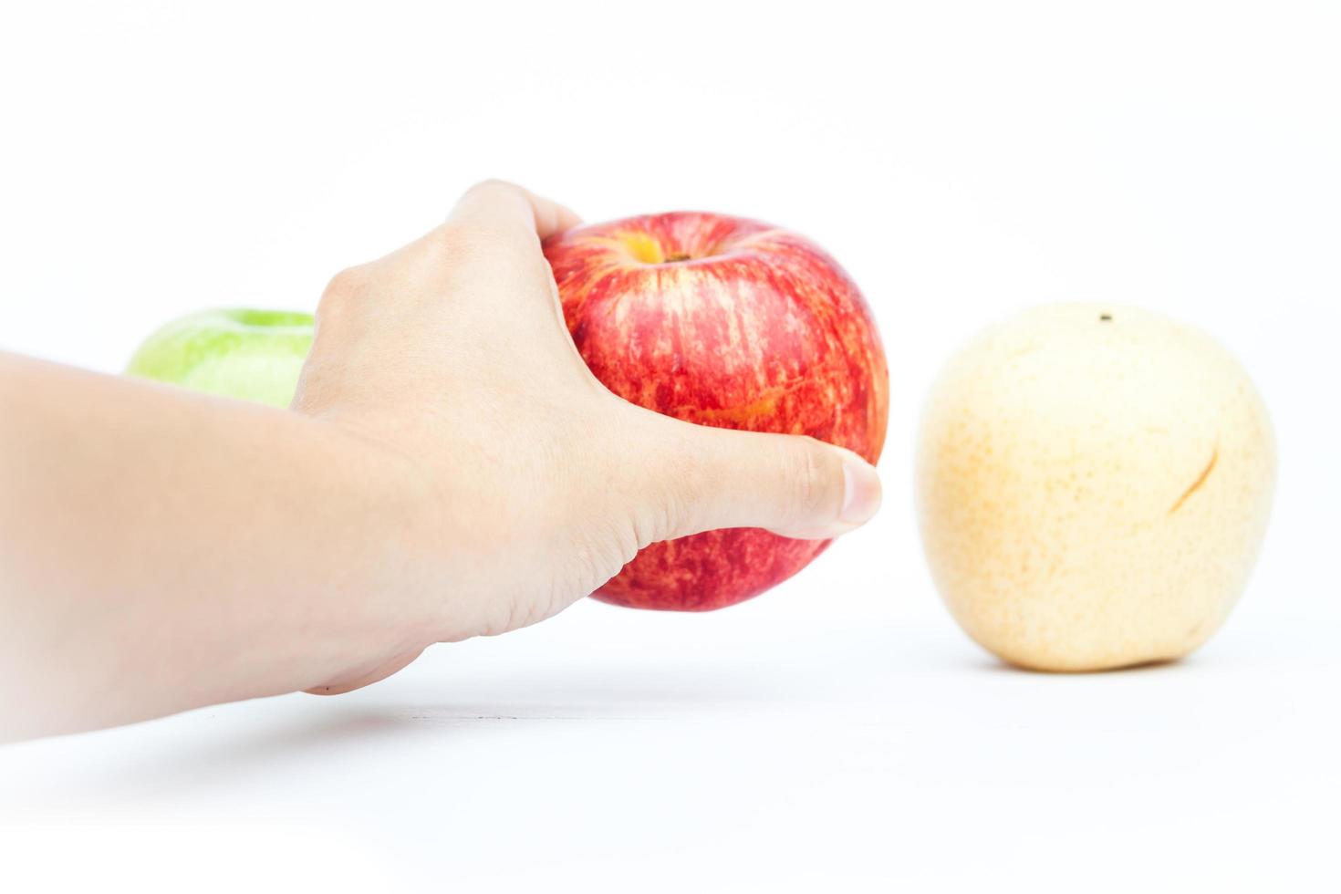 Hand hält einen roten Apfel foto