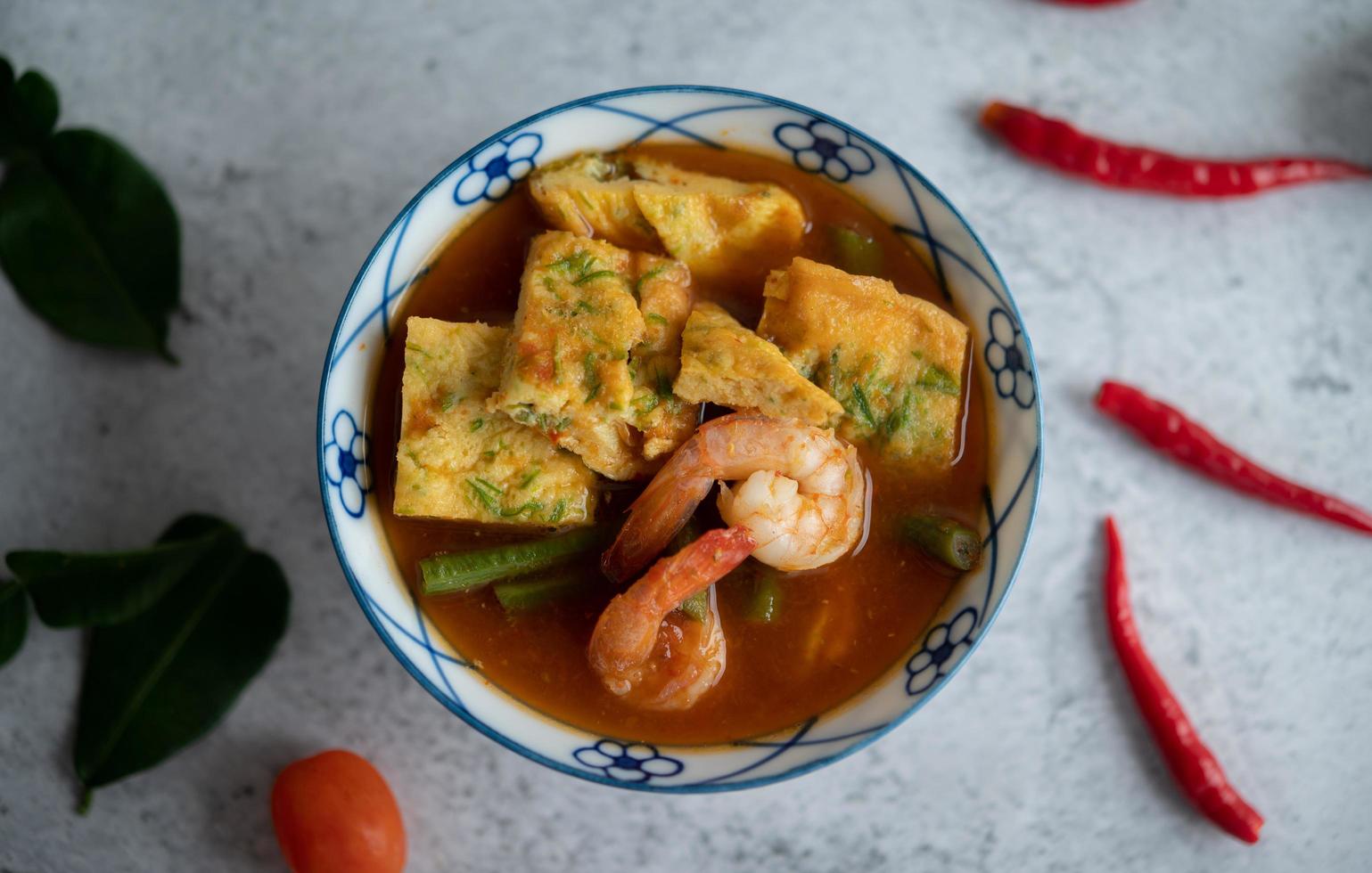 heiße und saure Suppe mit Cha-Om, Ei und Garnelen foto