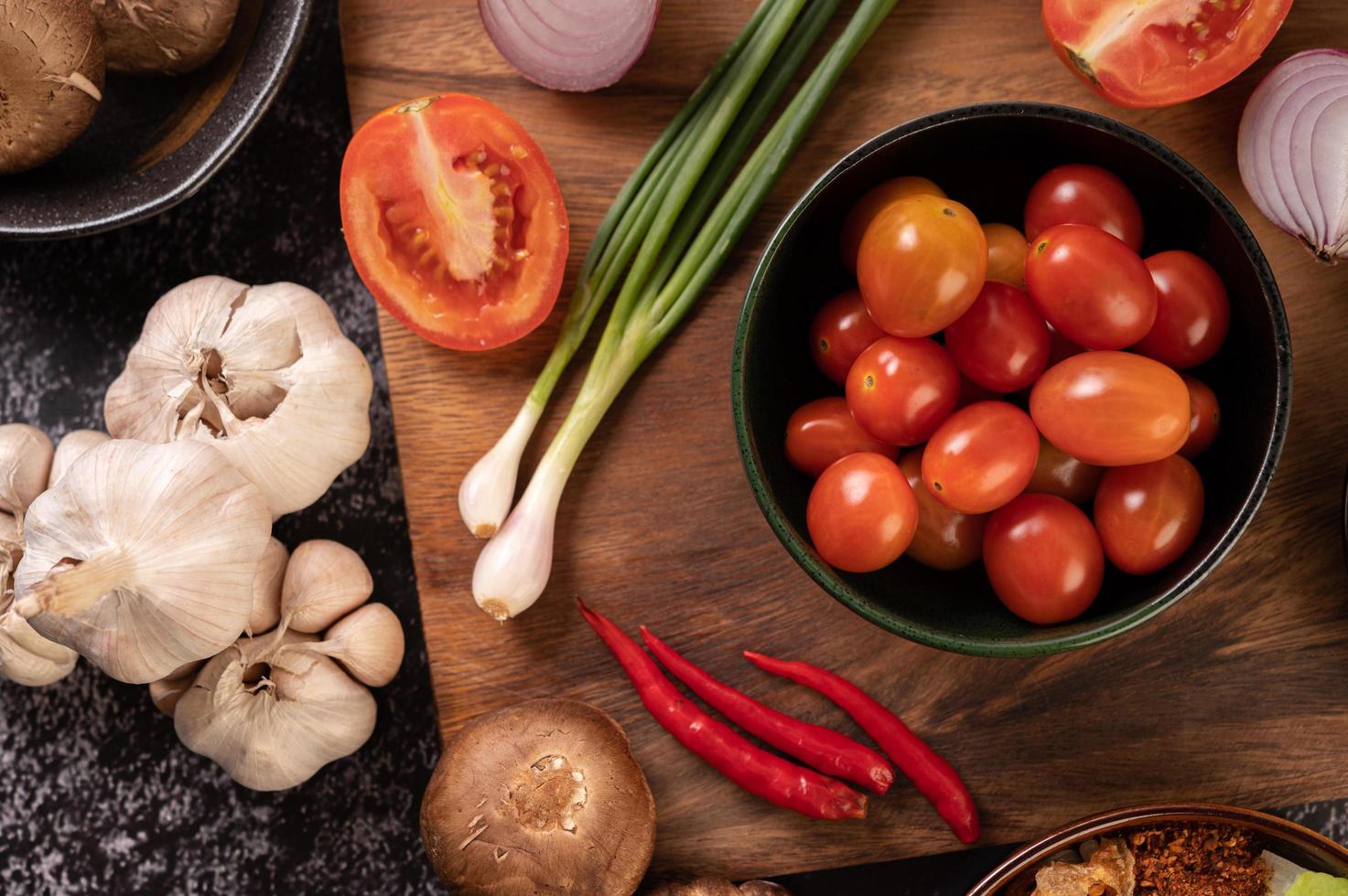 rote Kirschtomaten mit Frühlingszwiebeln, Paprika, Tomaten und roten Zwiebeln foto