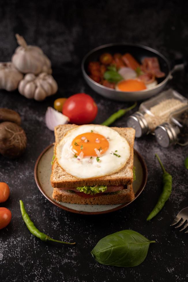 Schinken-Ei-Frühstücks-Sandwich foto