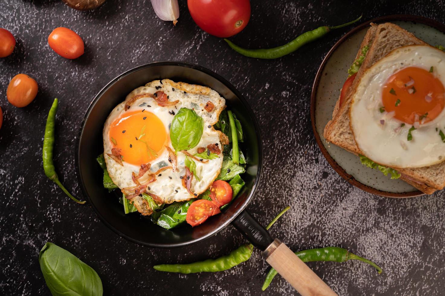 Eierfrühstück mit Wurst und Gemüse foto