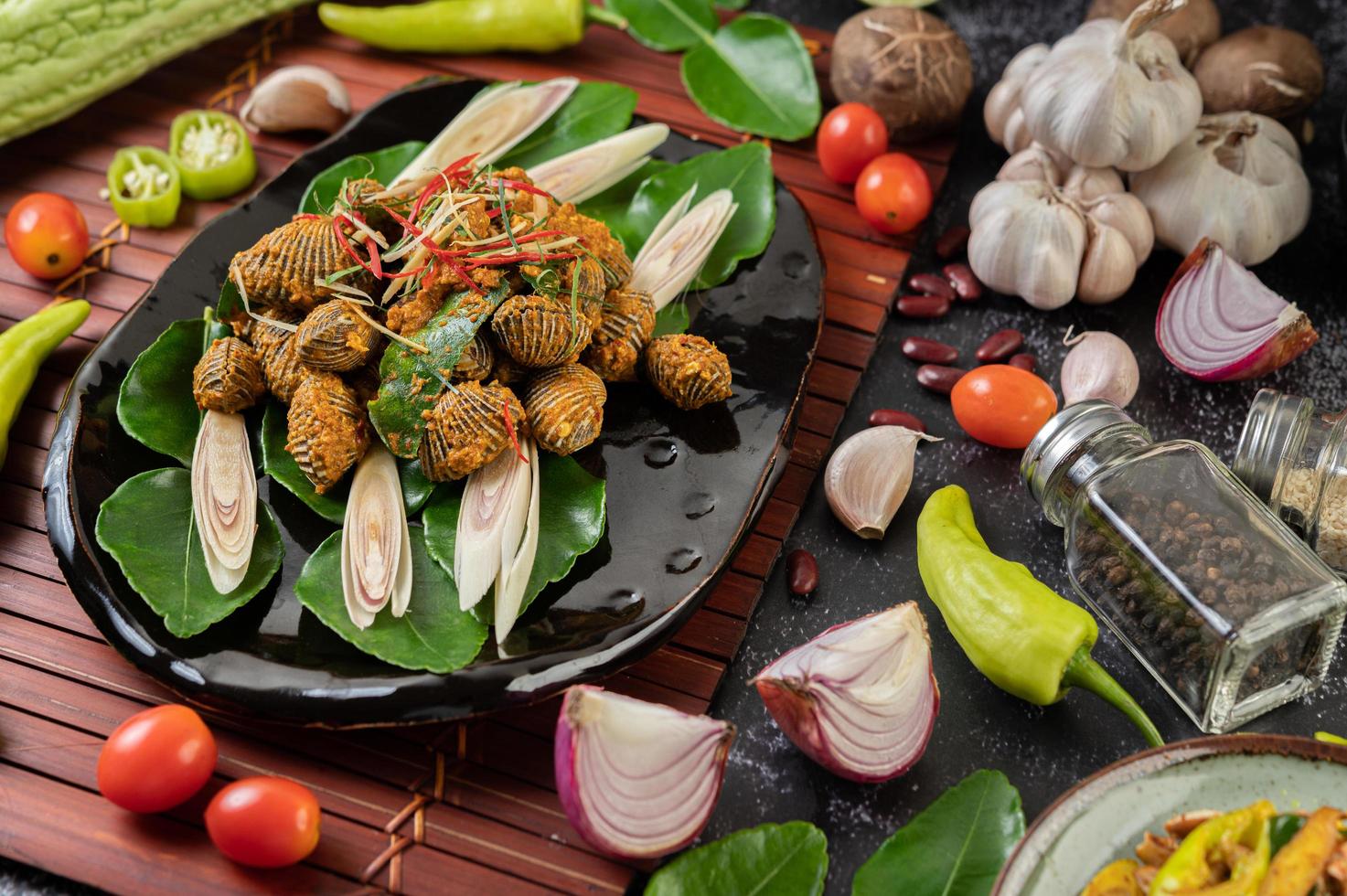 Curry- und sautierte Herzmuscheln foto