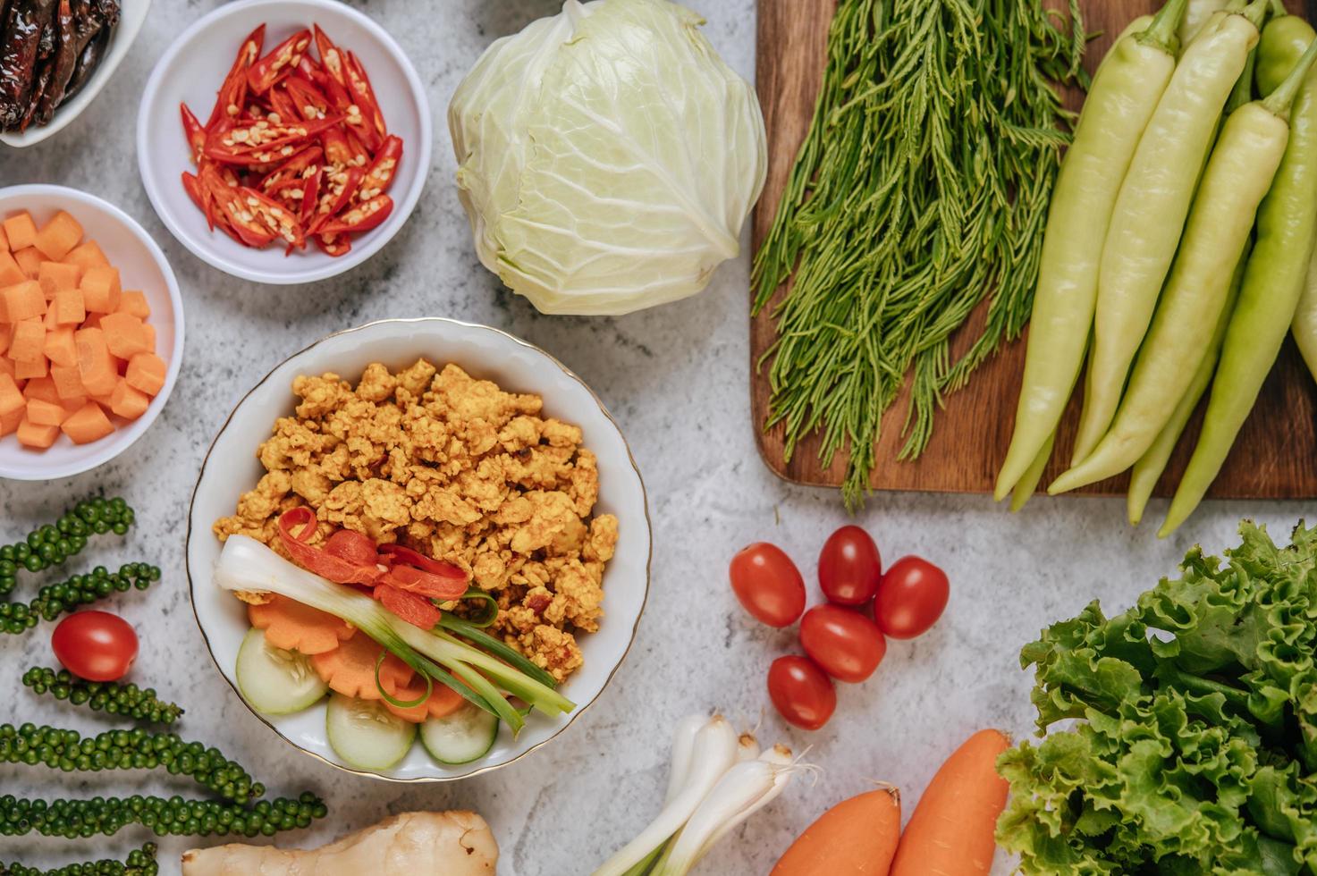 knuspriges Hähnchen und Gemüse foto