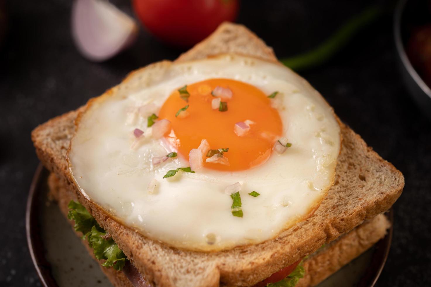 Schinken-Ei-Frühstücks-Sandwich foto