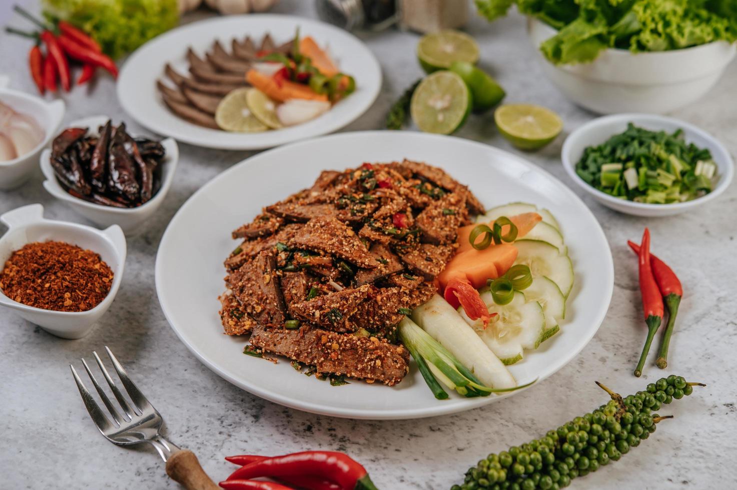 Schweineleber-Salat mit Beilagen foto