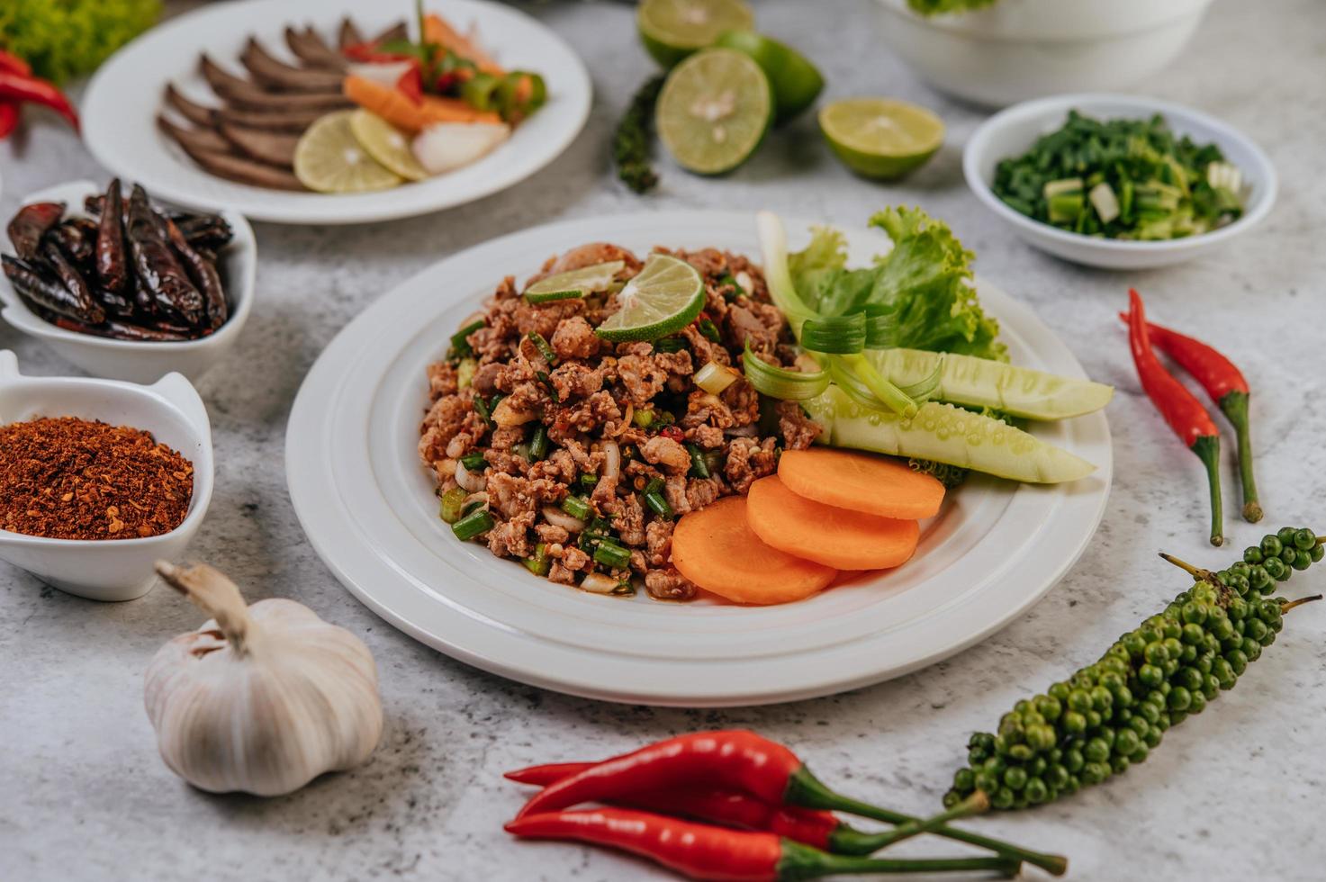 Schweinefleisch Larb Gericht mit Zutaten foto