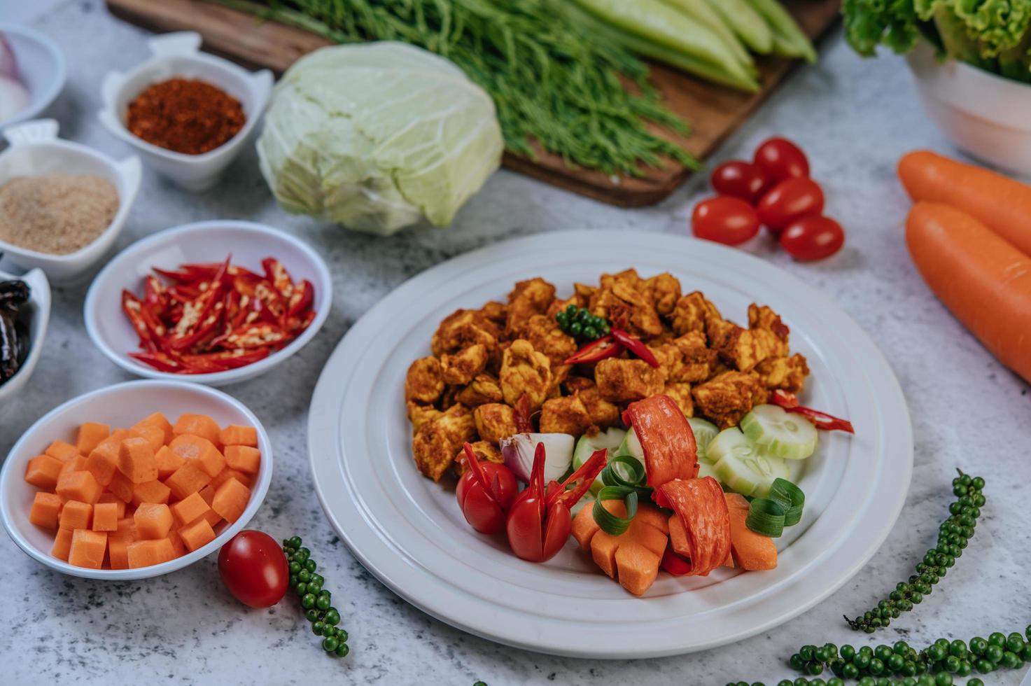 Kräutergebratenes Huhn und Gemüse foto