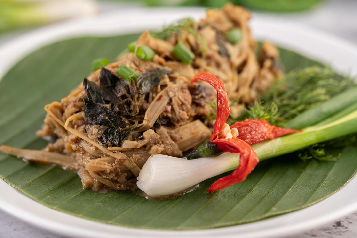 Thai Mok Bambussprossen auf einem Bananenblatt foto