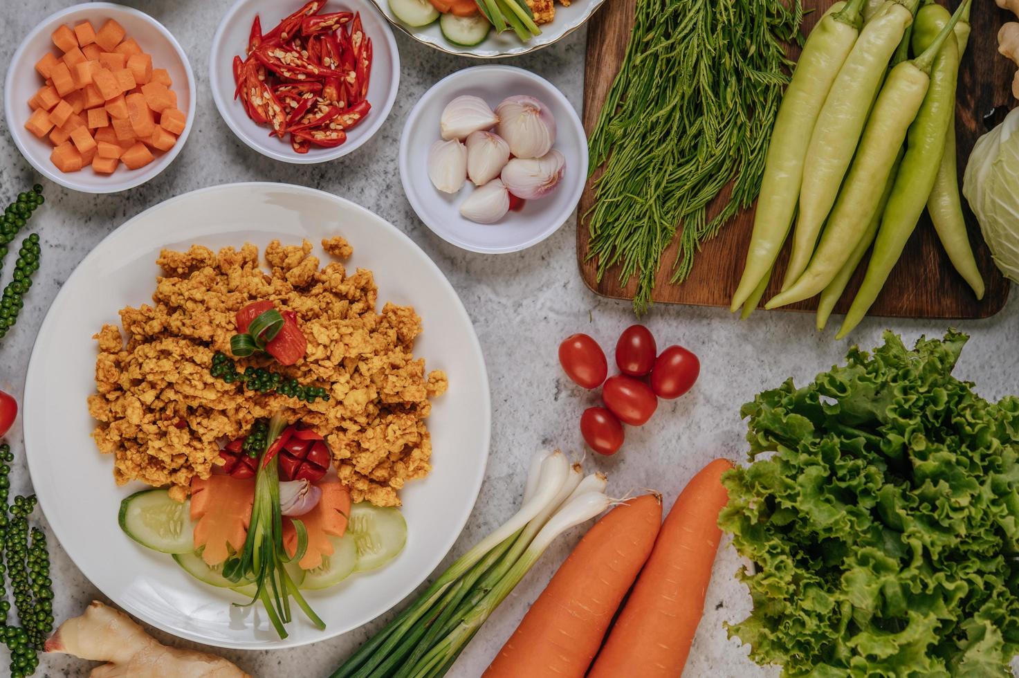 knuspriges Hähnchen und Gemüse foto