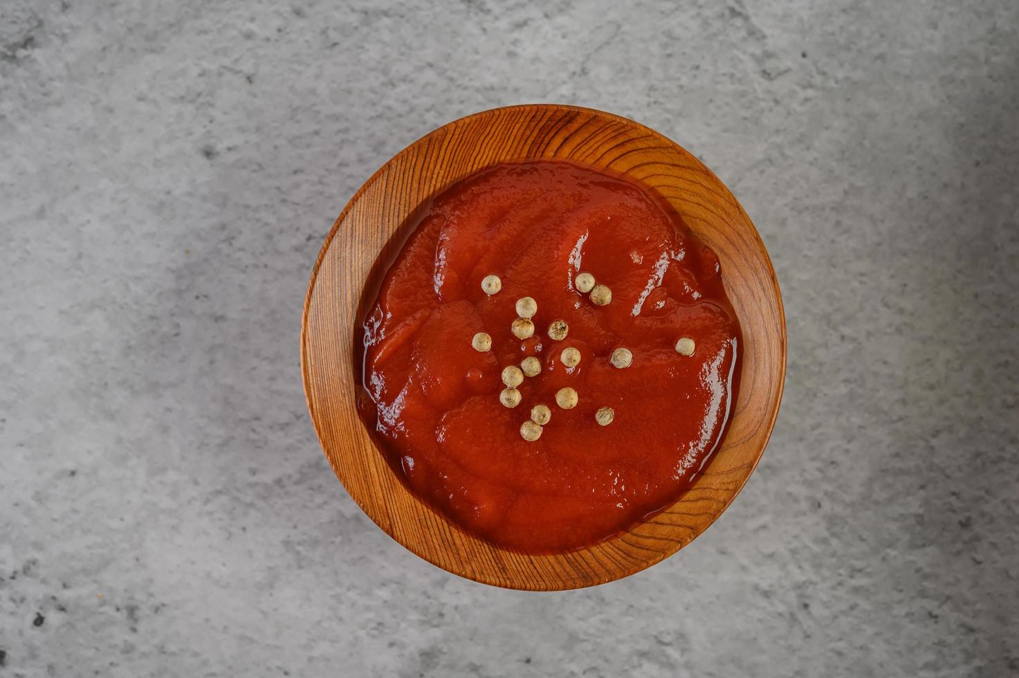 Tomatensauce mit Pfeffersamen bestreut foto