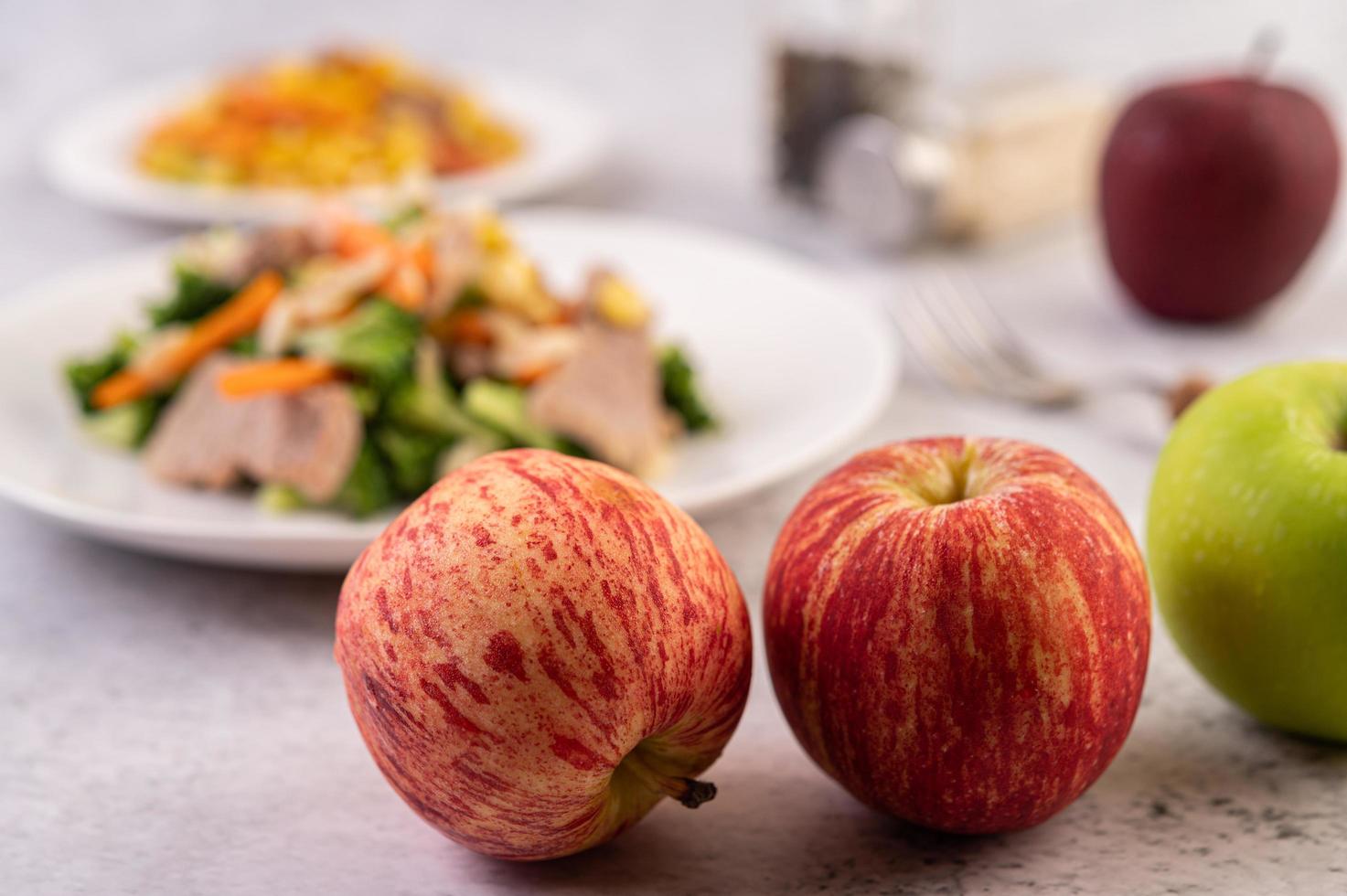 Äpfel auf der Küchentheke foto