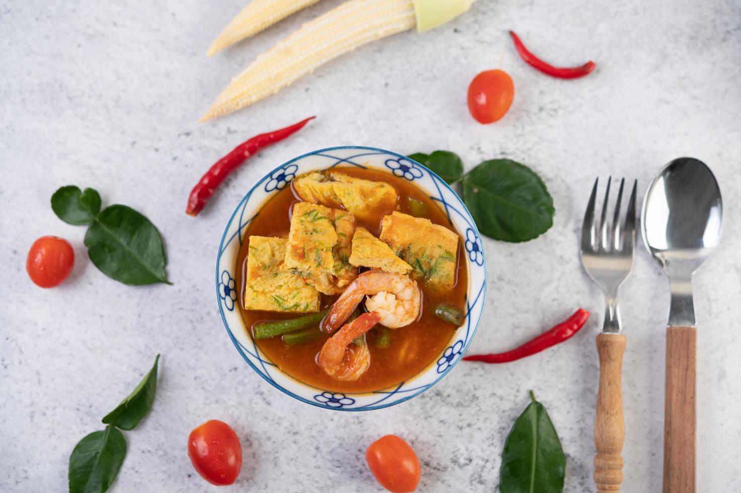 heiße und saure Suppe mit Cha-Om, Ei und Garnelen foto