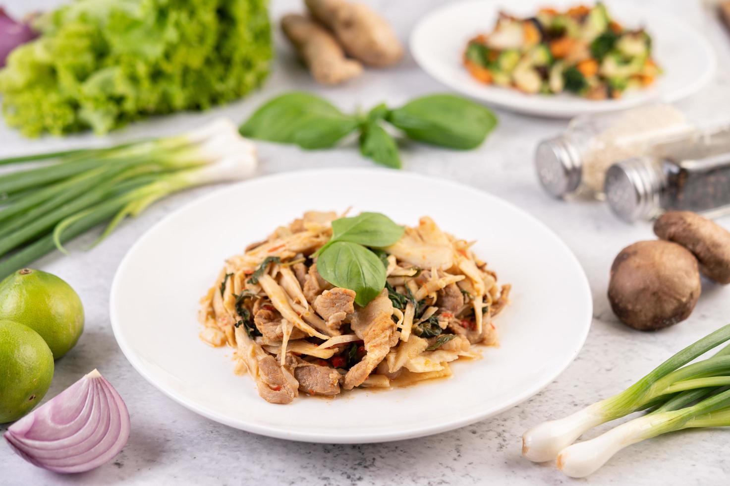 Bambussprossencurry mit Schweinefleisch foto