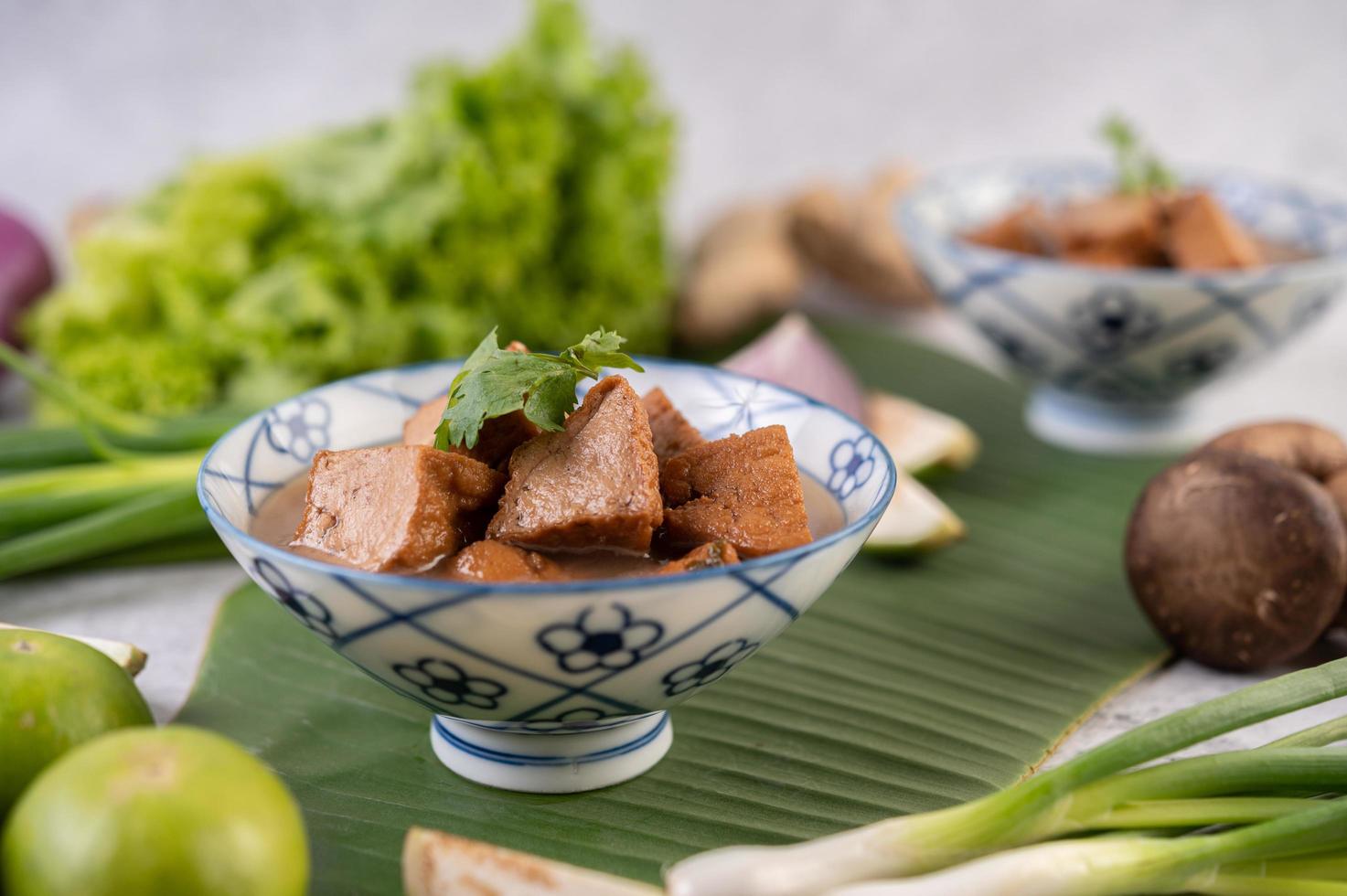 gebratener Tofu auf einem Bananenblatt foto