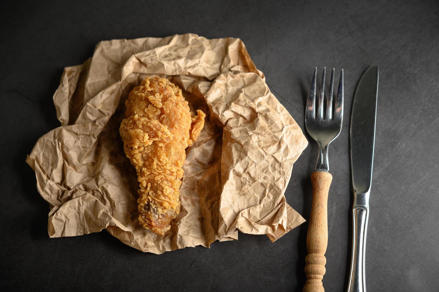 knuspriges Brathähnchen mit Messer und Gabel foto