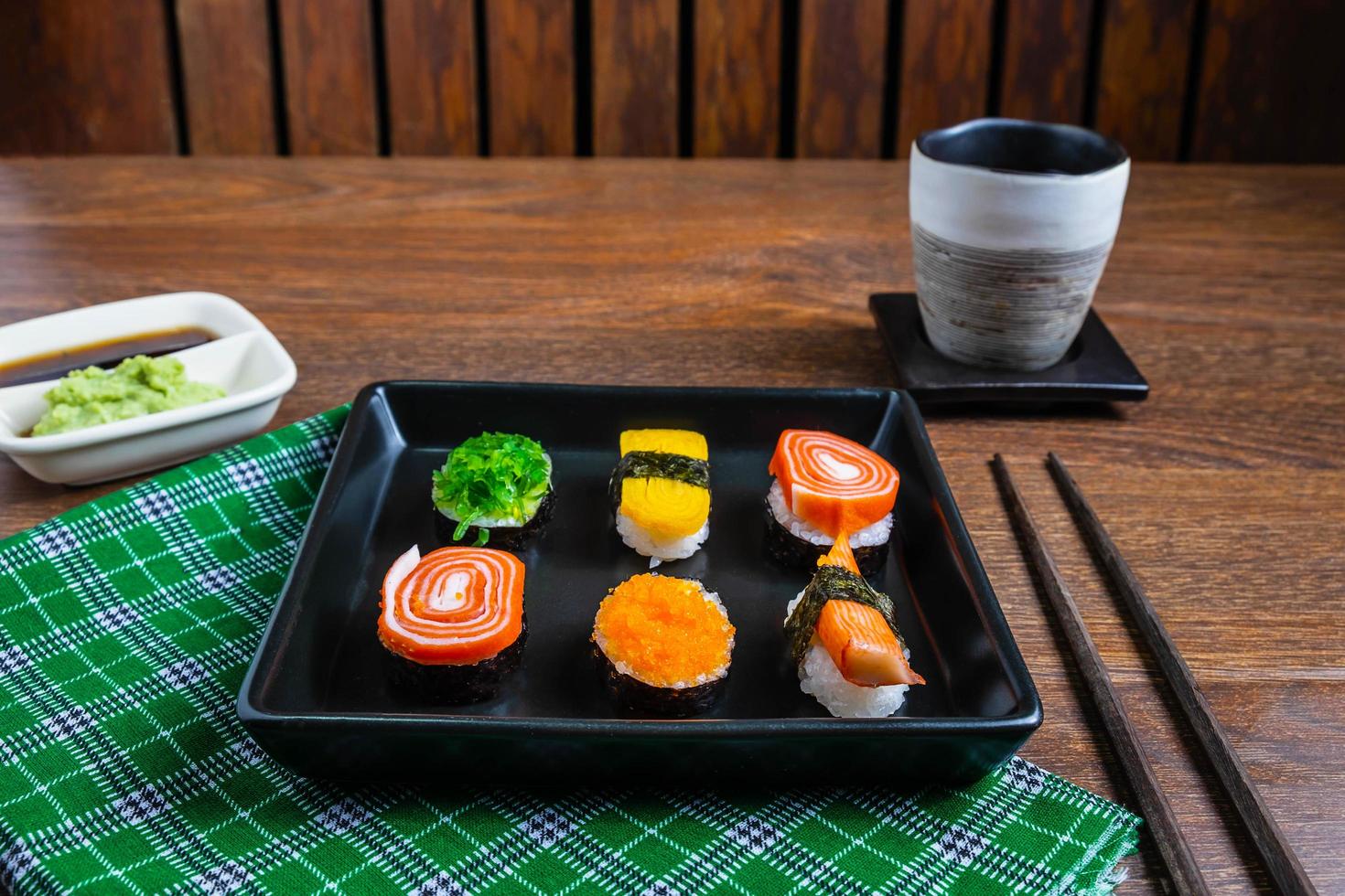 Teller mit Sushi drauf foto