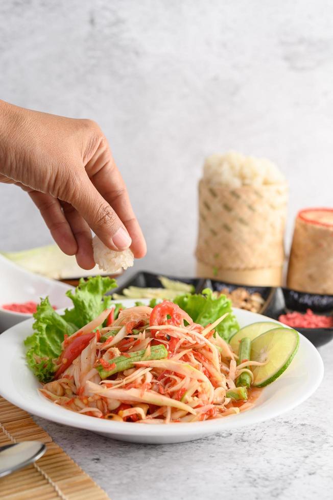 Thai Papaya Salat und Zutaten foto