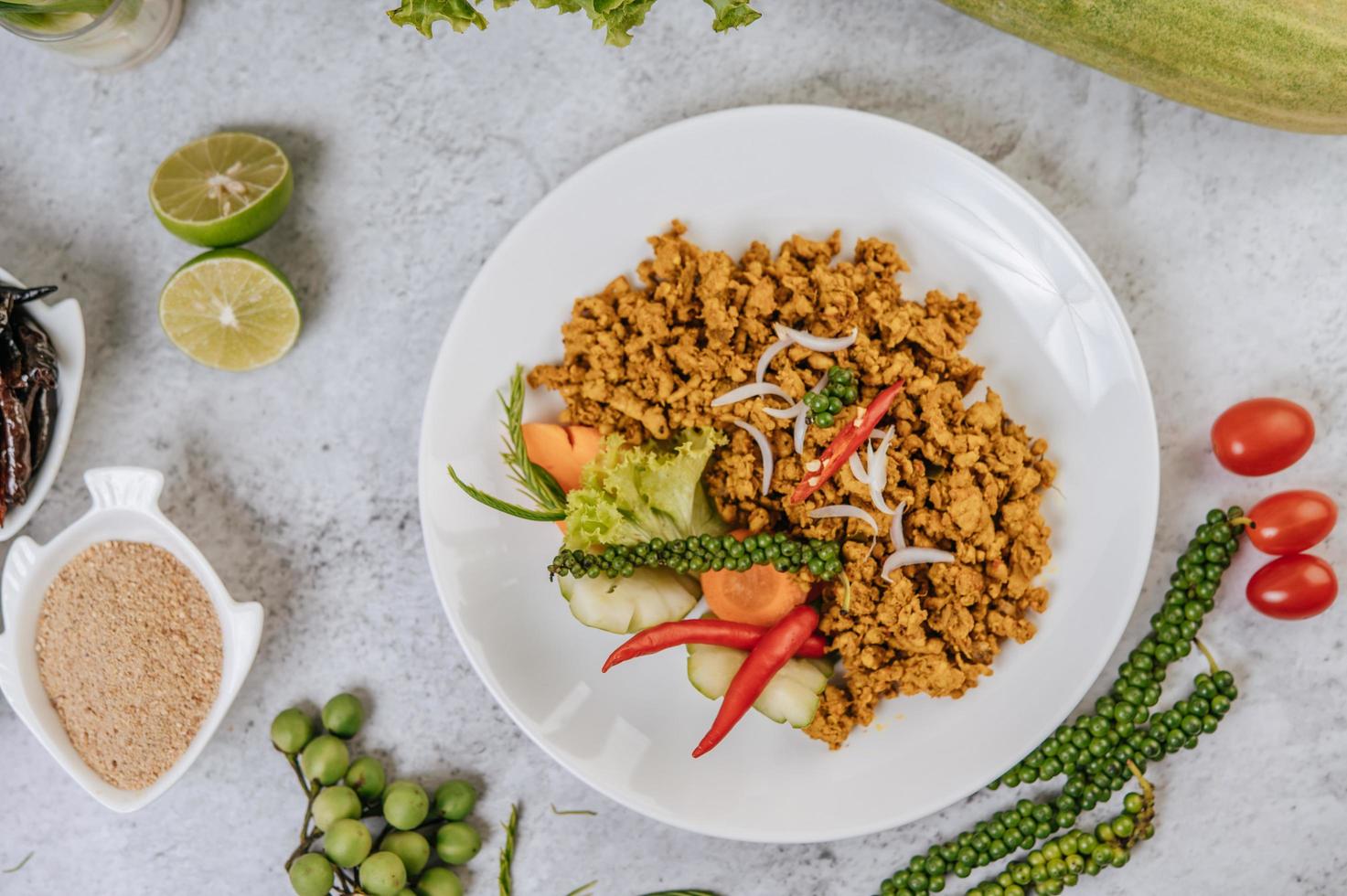 Brathähnchen mit Kräutern und Gemüse foto