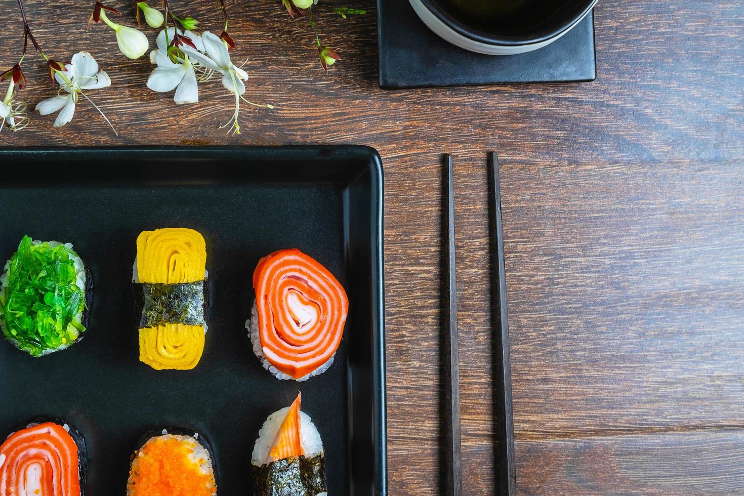 Nahaufnahme eines Tellers Sushi foto
