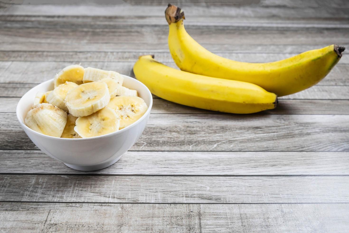 ganze Bananen mit geschnittenen Bananen foto