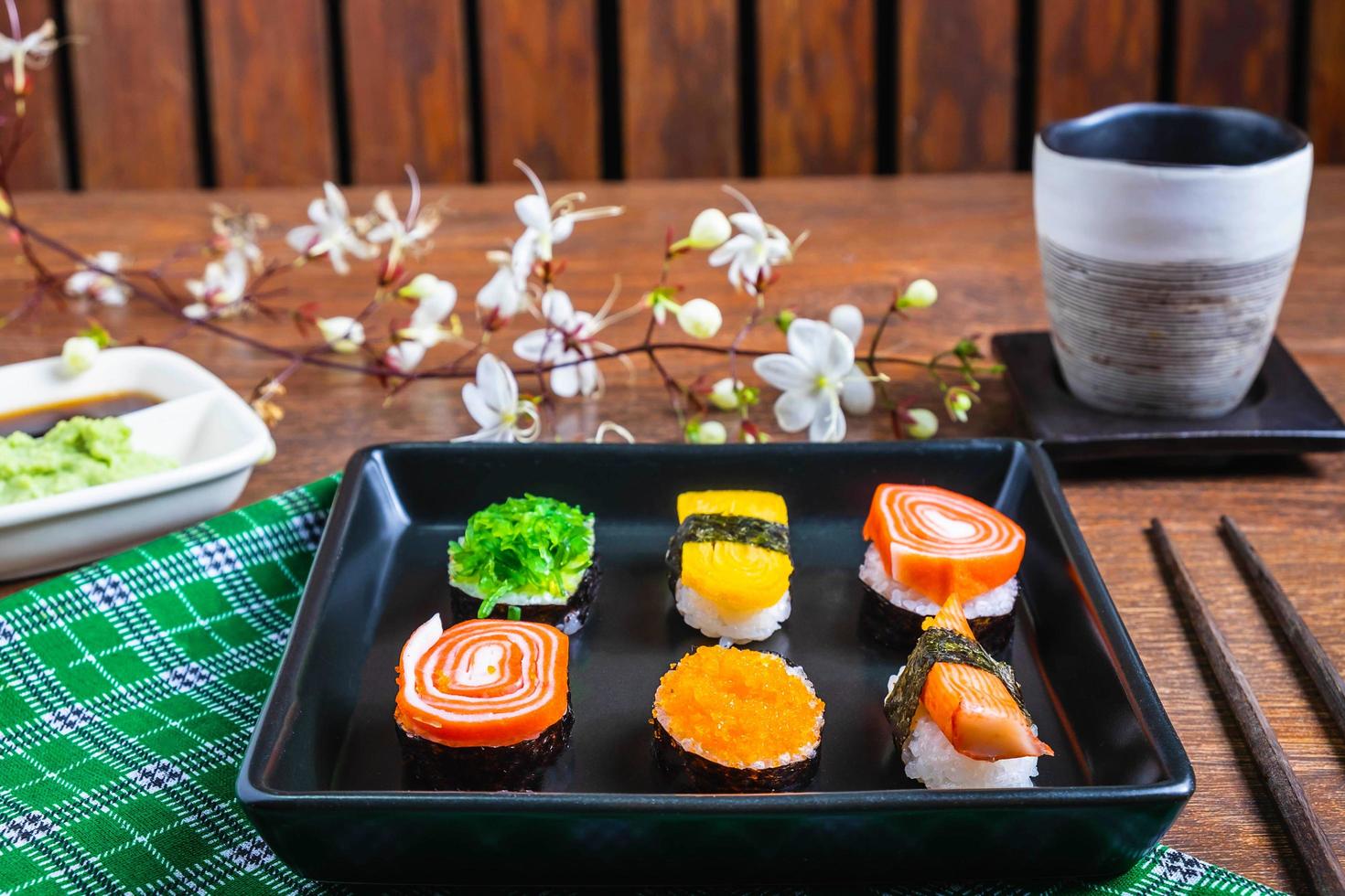 Sushi auf einem schwarzen Teller foto