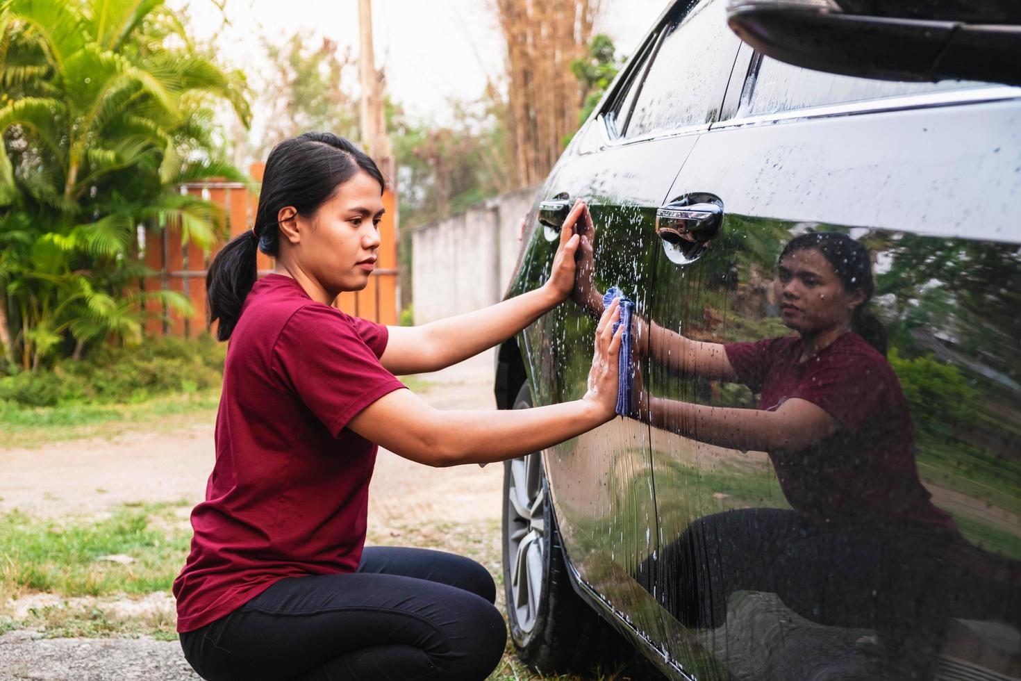 Frauen, die ein Auto waschen foto