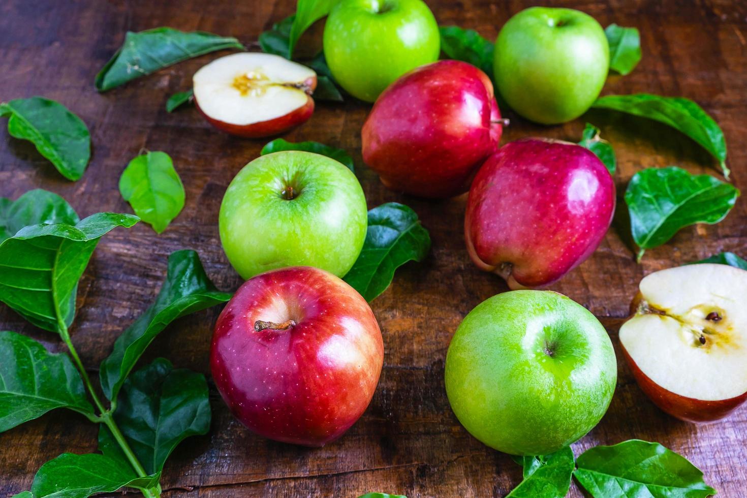rote und grüne Äpfel foto