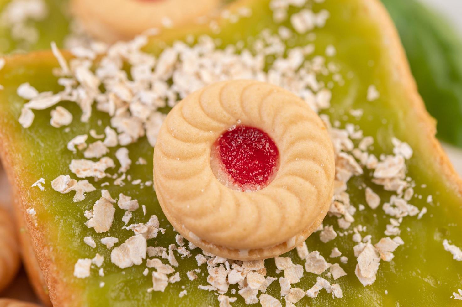 Brot mit Pandan Pudding bedeckt und mit Dessert gefüllt foto