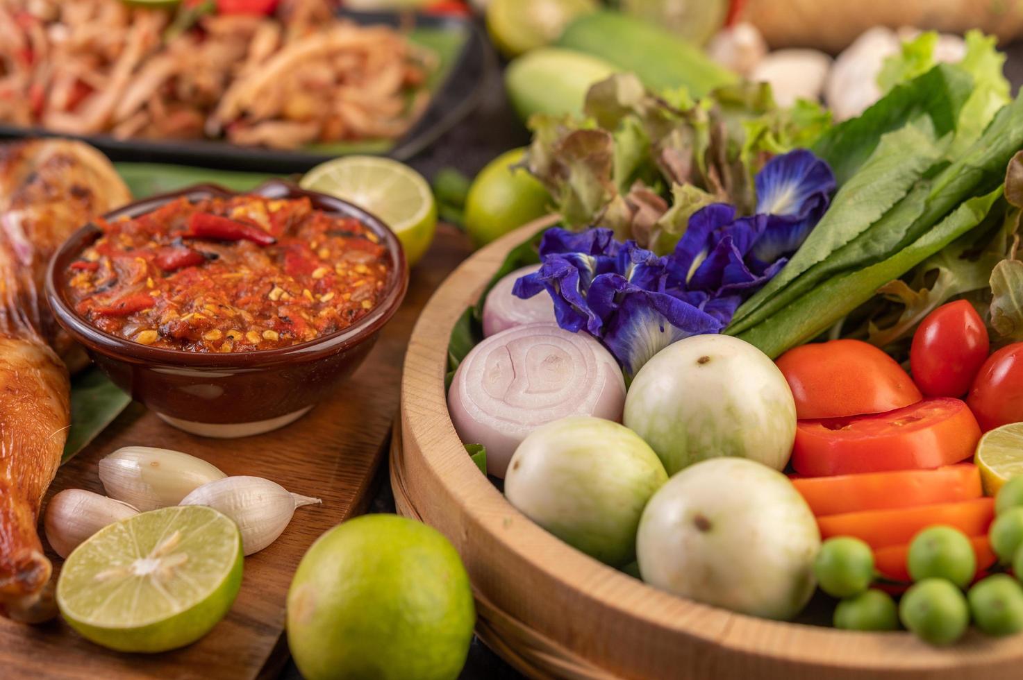 Chilipaste und Hühnchen mit verschiedenem Gemüse foto