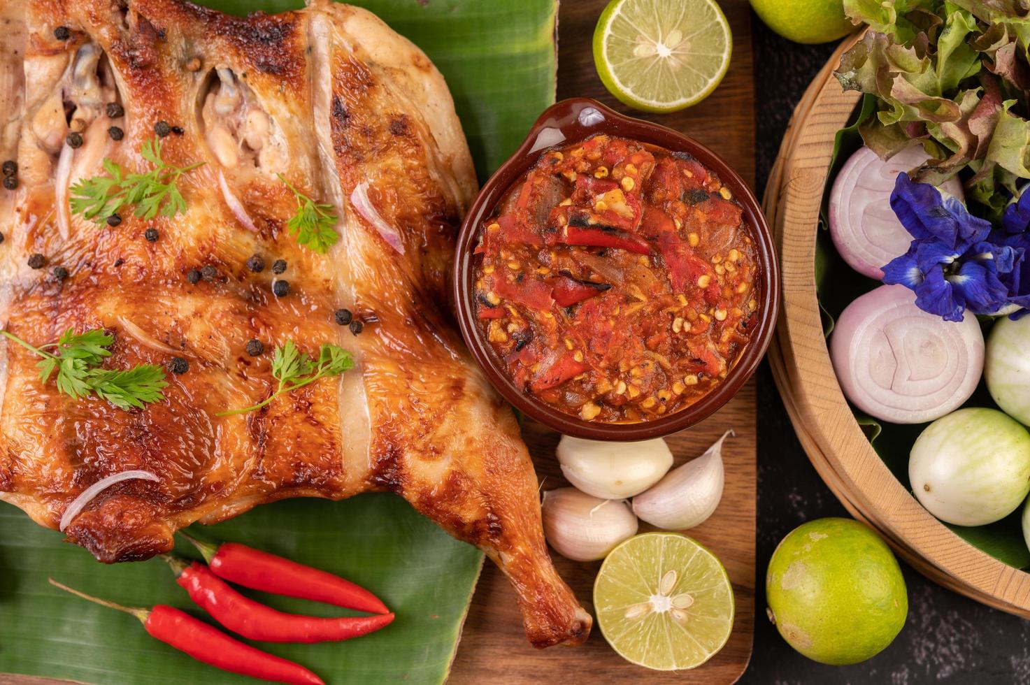 Gegrilltes Hähnchen mit Knoblauchsauce und Gemüse foto