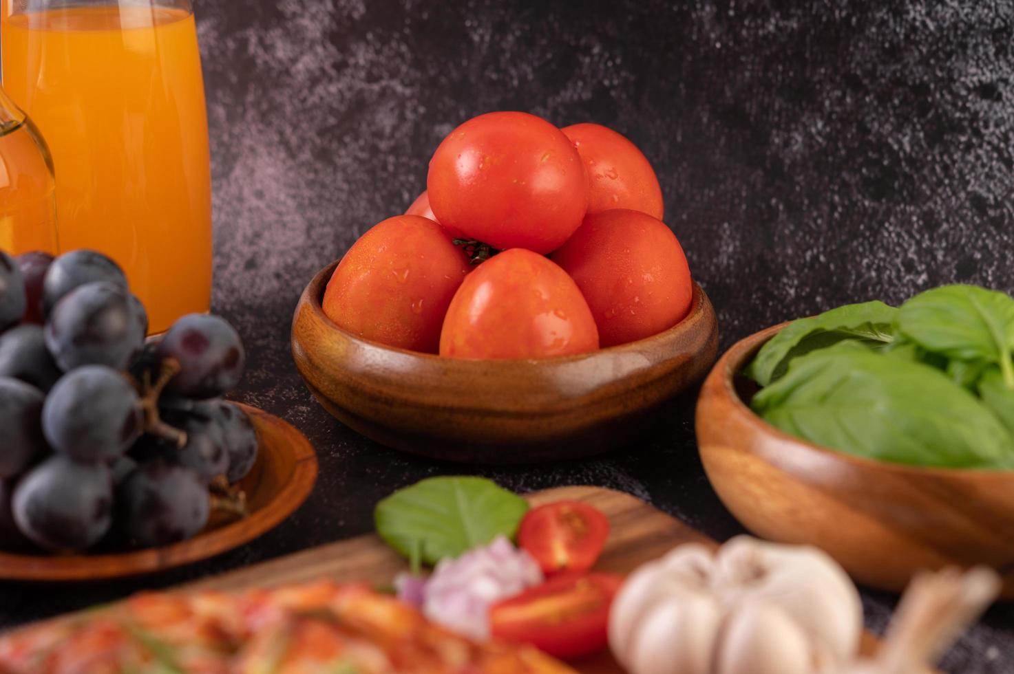 frische Tomaten, Trauben und Orangensaft in einem Glas foto