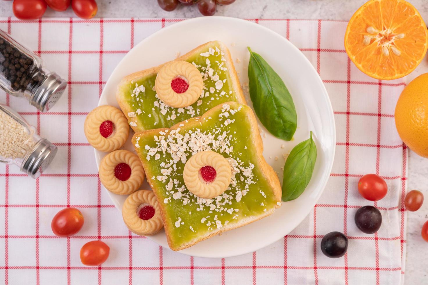 Brot mit Pandan Pudding bedeckt und mit Dessert gefüllt foto