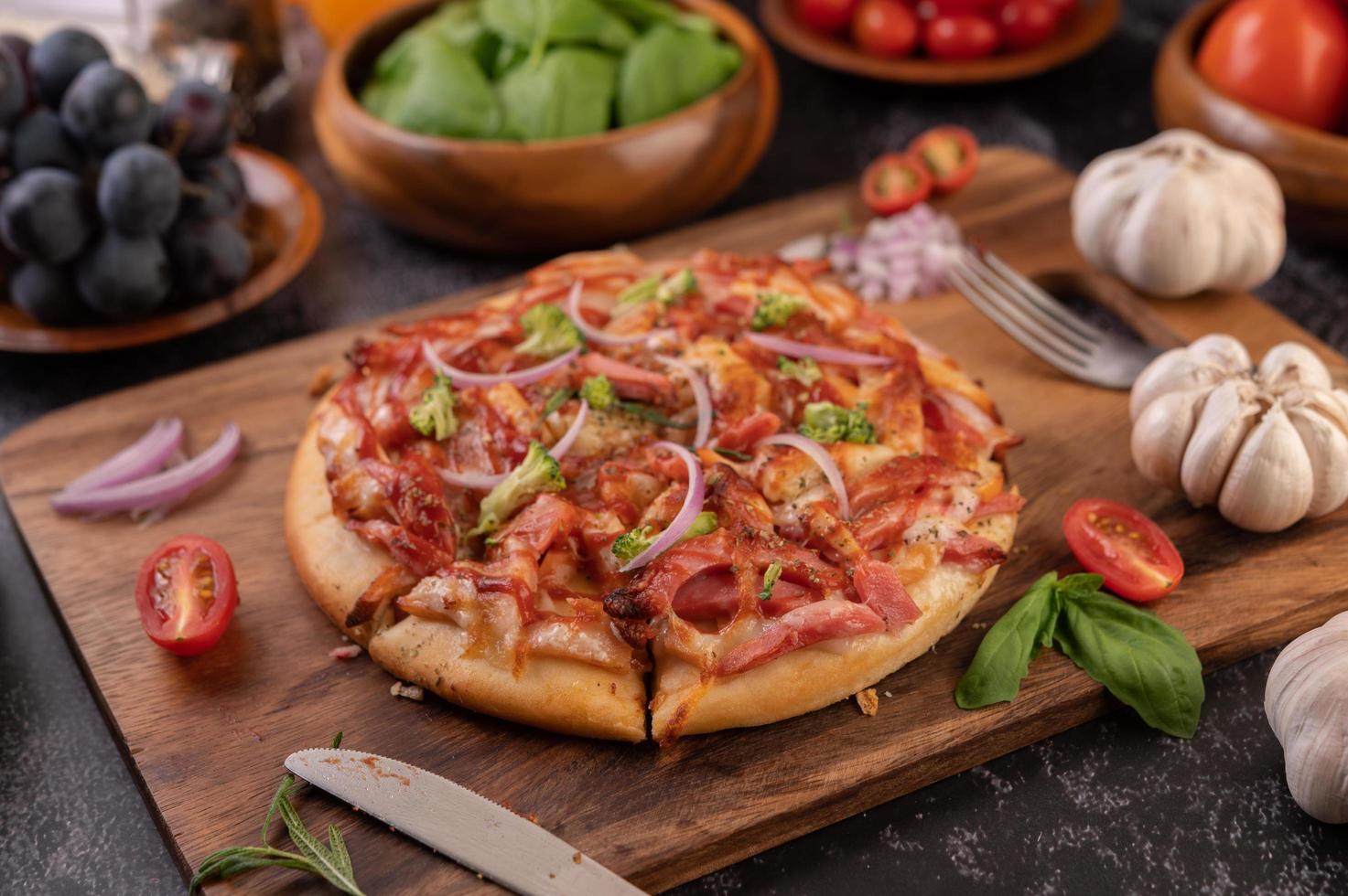 hausgemachte Pizza mit Zutaten foto