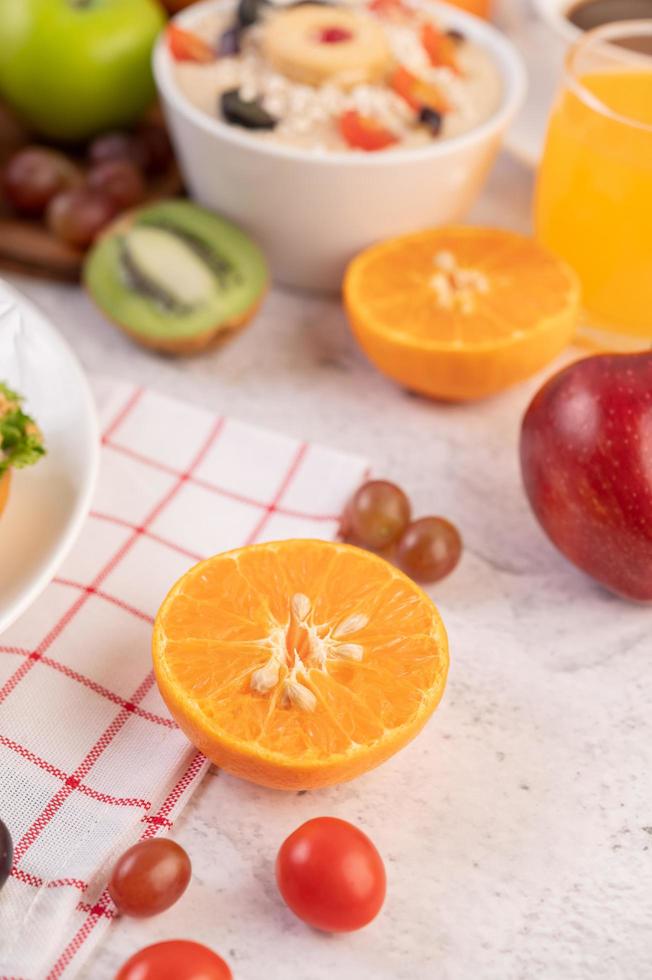 geschnittenes Obst und Saft foto