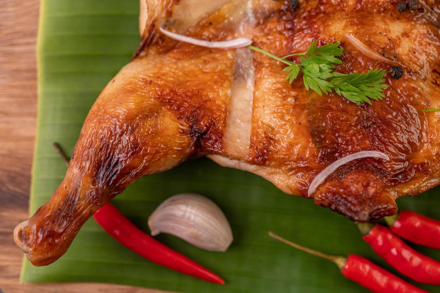 Gegrilltes Hähnchen mit Knoblauch und Paprika foto