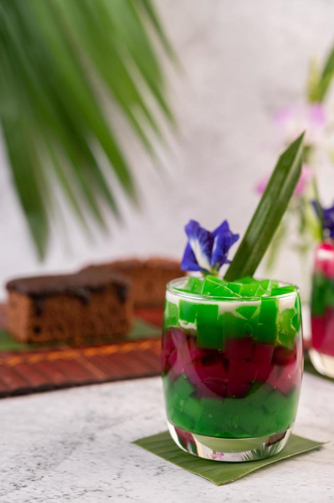 Dessert in einem Glas auf einem Bananenblatt foto