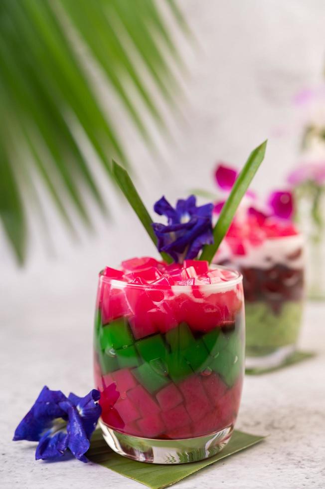 Dessert in einem Glas auf einem Bananenblatt foto