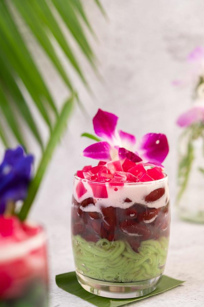 Dessert in einem Glas auf einem Bananenblatt foto