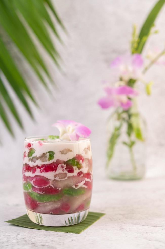 Dessert in einem Glas auf einem Bananenblatt foto