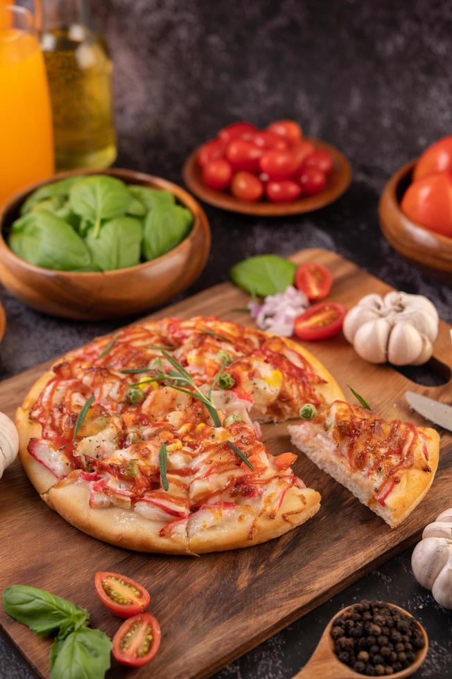 hausgemachte Pizza mit Zutaten foto