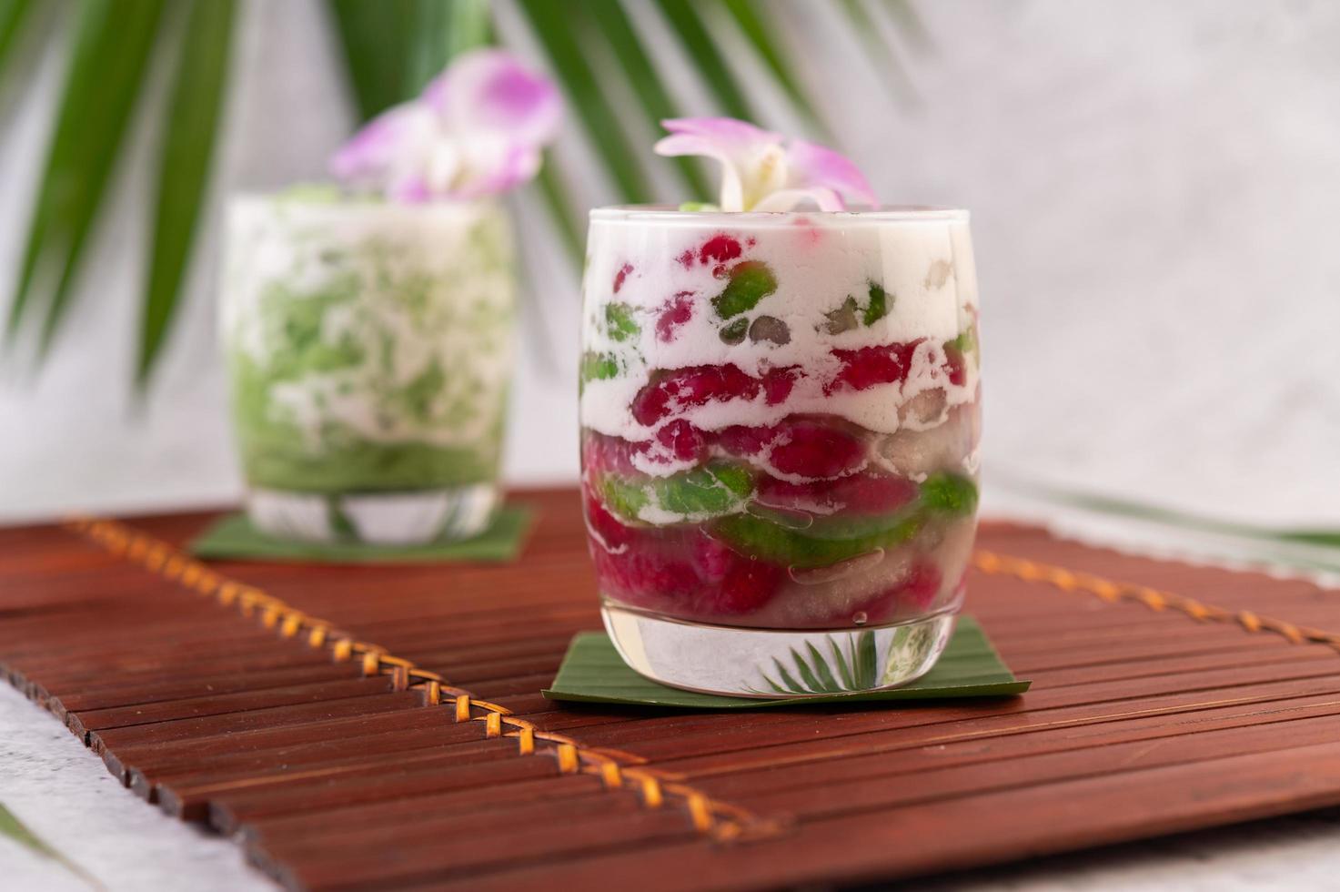 Dessert in einem Glas auf einem Bananenblatt foto