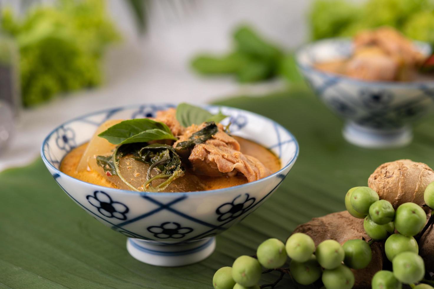 Hühnercurry mit Wachskürbissuppe foto